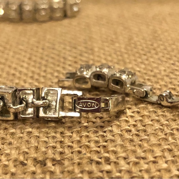 Avon Tennis Bracelet, silver tone with clear cut crystals, removable link - Picture 10 of 10